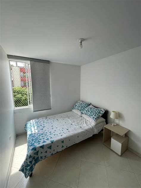 Foto de una habitación individual amoblada con baño privado