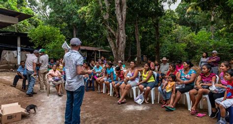 Foto de una comunidad solidaria apoyando a personas mayores