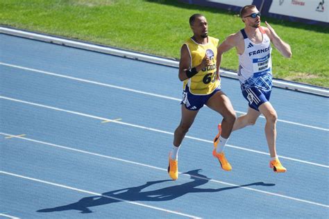 Foto de atleta ciego corriendo con guía
