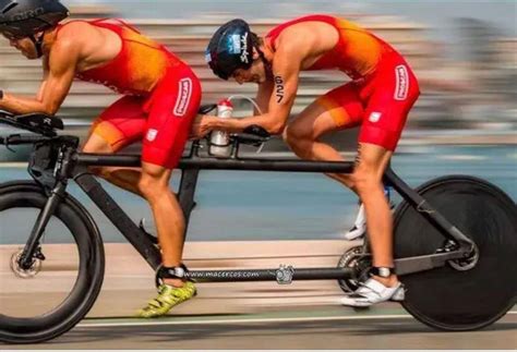 Foto de paratriatleta en bicicleta tándem con su guía