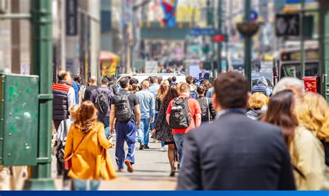 Infografía que muestra el aumento de la población de adultos mayores y la creciente demanda de cuidadores especializados.