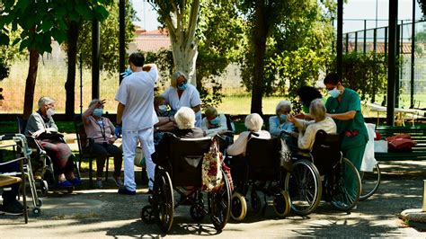 Foto temática: Anciano en una moderna residencia privada, recibiendo atención personalizada o participando en una actividad