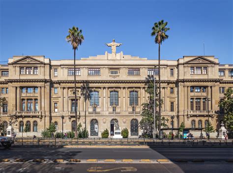 Edificio representativo de la Pontificia Universidad Católica de Chile en uno de sus campus