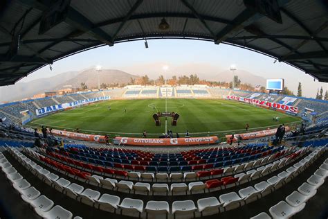 Estadio San Carlos de Apoquindo durante un partido de fútbol