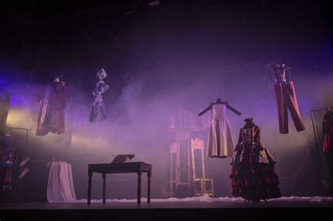 Diseño de escenografía con máscaras y vestuario de arpillera, típico de la obra Cactus.
