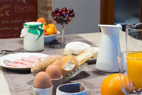 Imagen de un desayuno abundante y variado servido en un hostal