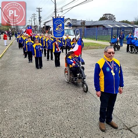 Foto del Club de Adultos Mayores Deportivo Everton desfilando en Purranque