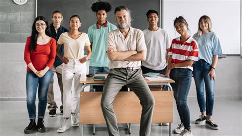 Foto de aula universitaria con estudiantes de diversas edades interactuando