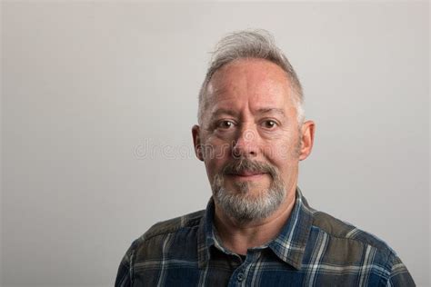 Stan Smith, un hombre de mediana edad con mandíbula prominente, vestido con traje de agente de la CIA.