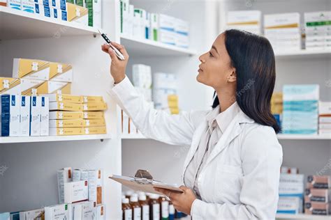 Foto de una farmacia con productos de salud y ópticas con lentes