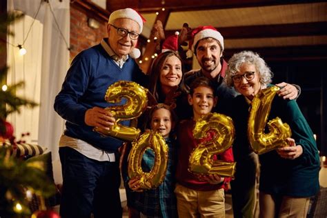 Familia multigeneracional celebrando el Año Nuevo con confeti y alegría
