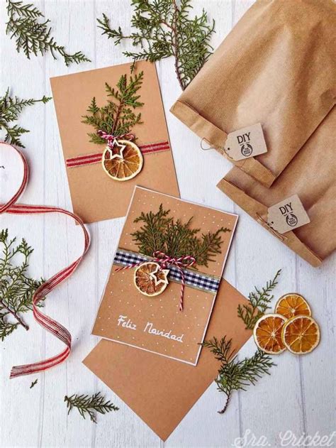 Variedad de manualidades navideñas hechas a mano, incluyendo adornos, tarjetas y centros de mesa