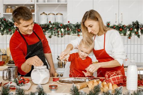 Familia multigeneracional cocinando galletas navideñas juntos en la cocina