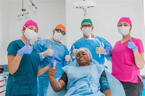 Citas de testimonios de pacientes satisfechos con la atención recibida.