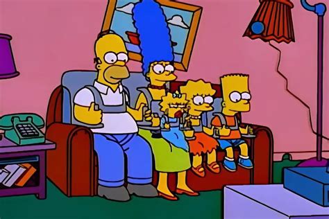 Abraham Simpson sentado en su sillón, con expresión de cansancio y nostalgia.