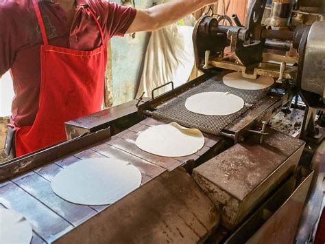 Fotografía de una máquina de tortillas moderna en funcionamiento