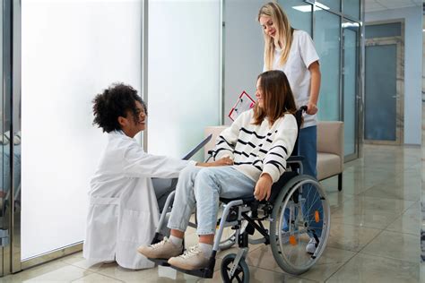 Personas con discapacidad recibiendo información médica accesible durante la pandemia