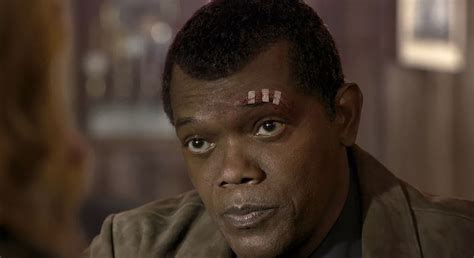 Nick Fury joven con dos ojos y el gato Goose en 'Capitana Marvel'