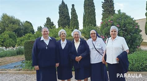 Fotografía de la comunidad del Sagrado Corazón celebrando su 50 aniversario, con énfasis en los adultos mayores.