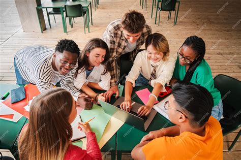 Fotografía de estudiantes participando en una clase del programa Propedéutico.