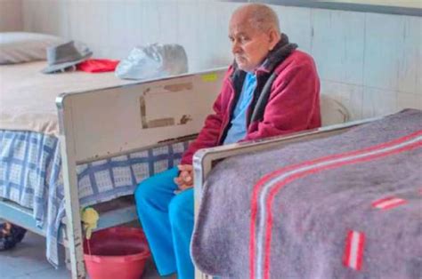 infografía sobre el número de adultos mayores abandonados en hospitales chilenos