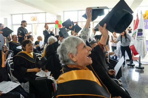 Foto de graduación de adultos mayores recibiendo un certificado