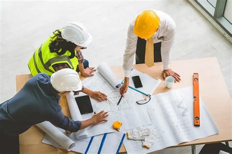 Foto de profesionales de la construcción o arquitectura en un taller sobre accesibilidad, con materiales didácticos.
