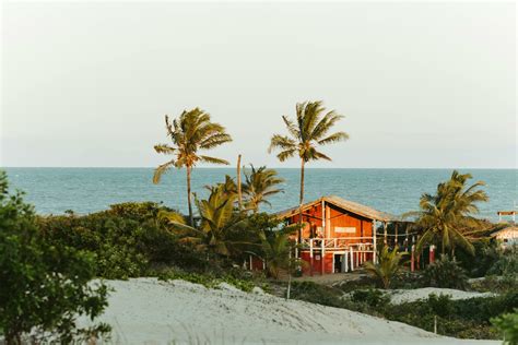 Ilustración de una casa acogedora junto al mar, ideal para largas estancias