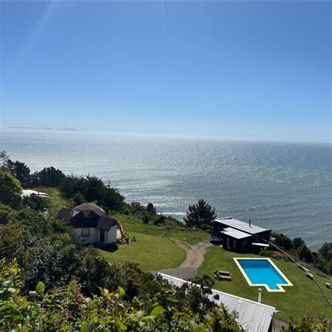 Fotografía panorámica de la costa de Tirúa con las cabañas al fondo