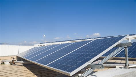 Paneles fotovoltaicos instalados en el techo de la Escuela Fernando Alessandri Rodríguez