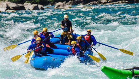 Foto de personas practicando rafting en el río Futaleufú