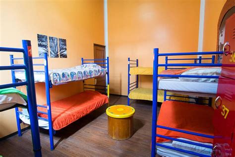 Interior de un hostal moderno en Colonia con un espacio común