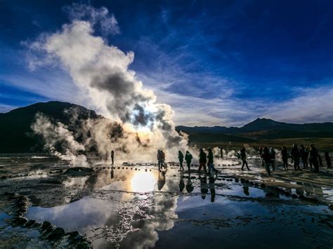 Campo de géiseres del Tatio al amanecer con fumarolas y montañas andinas