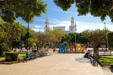 Recreación artística de la plaza de la puerta de una ciudad bíblica, mostrando actividades comerciales y judiciales.