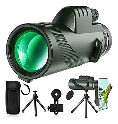 Foto de persona utilizando un telescopio monocular para baja visión
