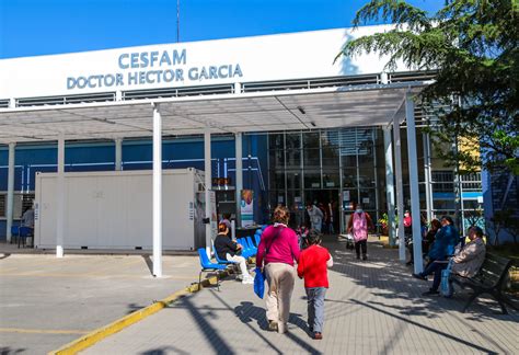 Fotografía de la entrada accesible de un CESFAM