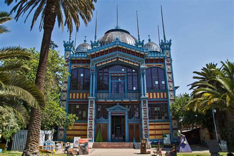 Fachada del museo Artequin Viña del Mar con visitantes accediendo por una rampa.