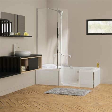 Imagen de una bañera adaptada con puerta de acceso y asiento integrado