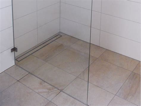 Esquema de una ducha a ras de suelo con sus componentes de seguridad