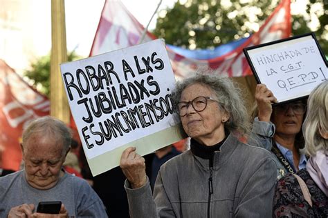 Foto de manifestación de jubilados en Argentina con carteles de protesta