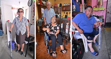Fotografía de la entrega de sillas de ruedas y ayudas técnicas a beneficiarios en un evento comunitario.