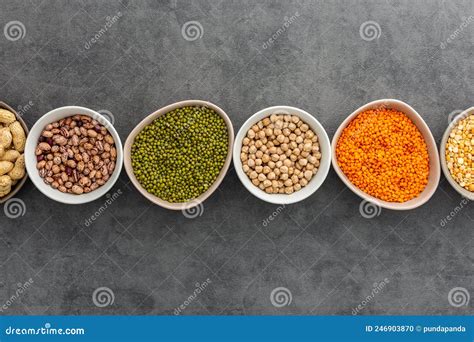 foto variada de diferentes tipos de lentejas en cuencos