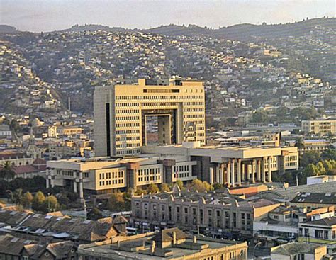 Vista panorámica del edificio del Congreso Nacional en Valparaíso, Chile