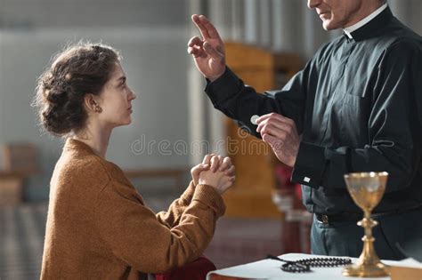 Sacerdote sintoísta bendiciendo a una Ama antes de la inmersión