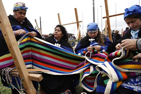 Mujeres mapuches tejiendo en telar tradicional