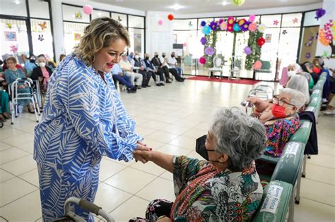 Foto de adultos mayores compartiendo en un centro diurno