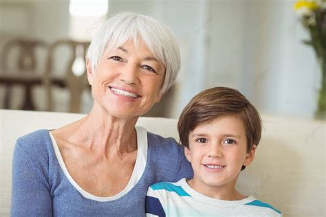 Foto de una abuela y su nieto usando una tablet juntos