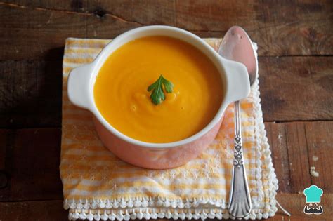 Imagen de un plato de puré de calabaza con canela, presentado de forma atractiva.