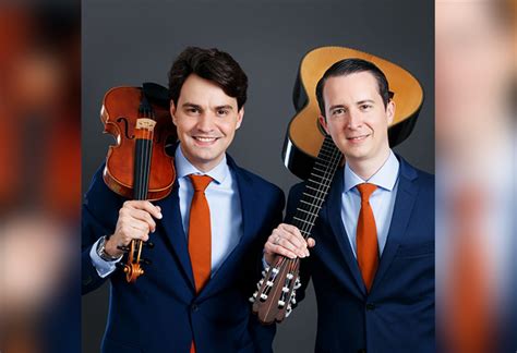 Fotografía promocional de los músicos André Robles Field y Carlos Alberto Castro con sus instrumentos