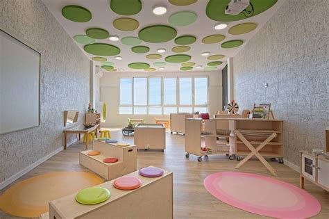 Fotografía de las instalaciones del hogar destacando los espacios luminosos y el jardín.